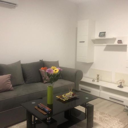 Apartament Cu 2 Camere Oradea Bagian luar foto