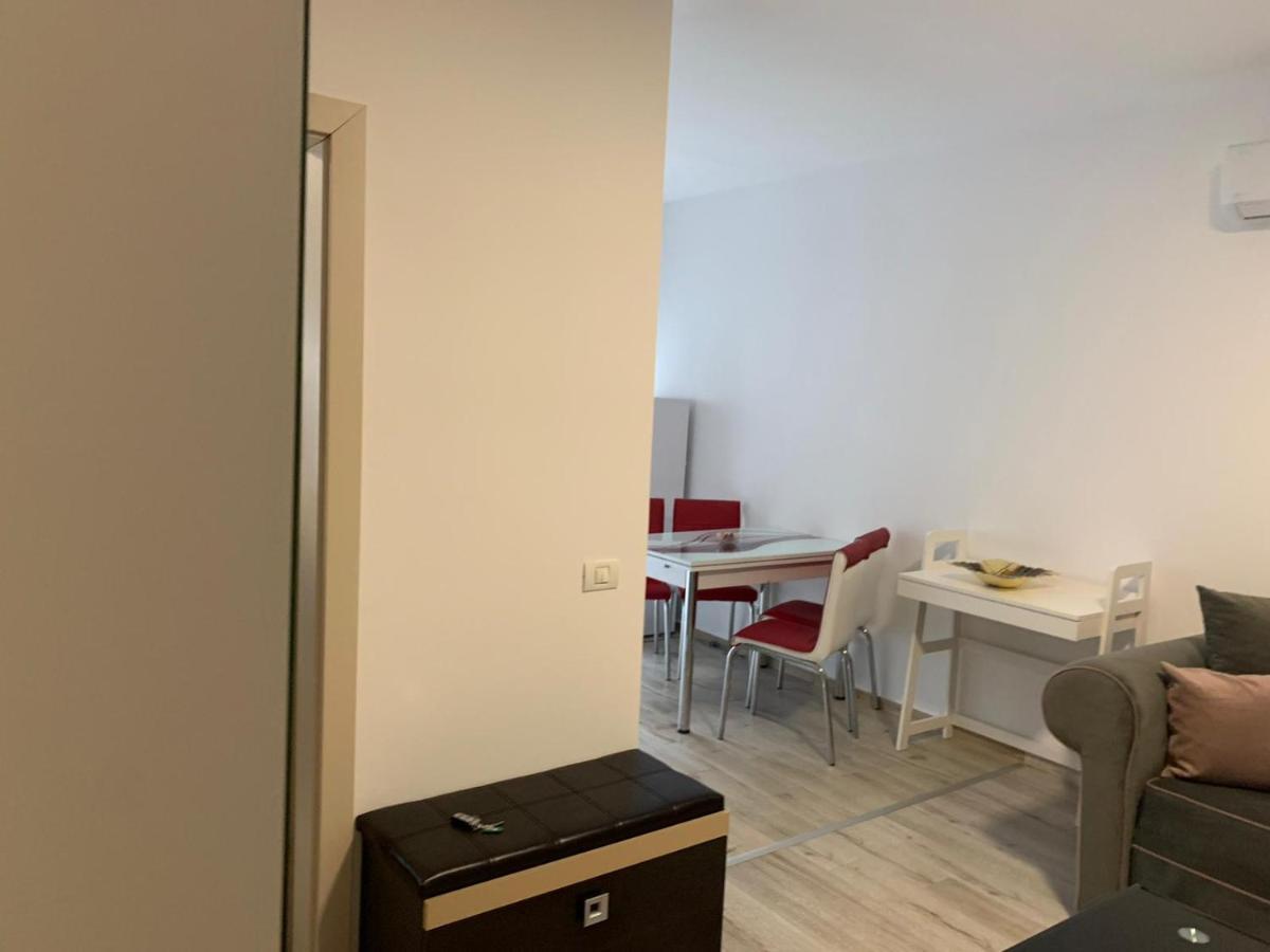 Apartament Cu 2 Camere Oradea Bagian luar foto